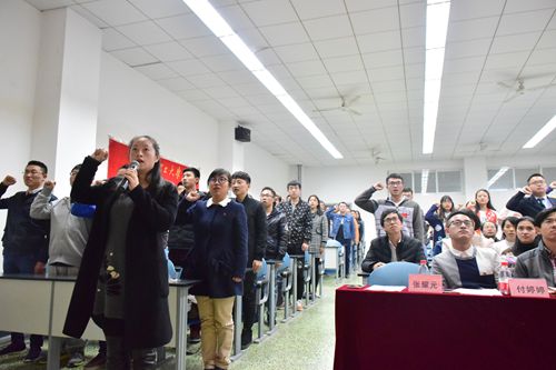 7付婷婷老师带领预备党员入党宣誓.JPG
