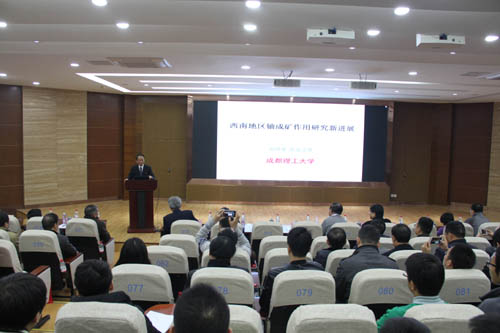 倪师军校长作报告.jpg